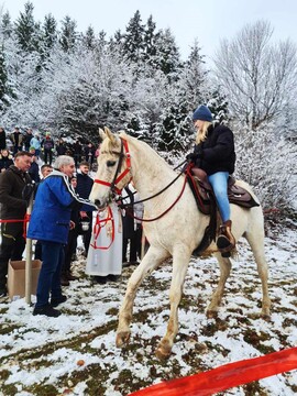 Tudi dekleta so pripeljala k blagoslovitvi konje
